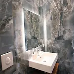 Lukas Room's Luxury Pensión